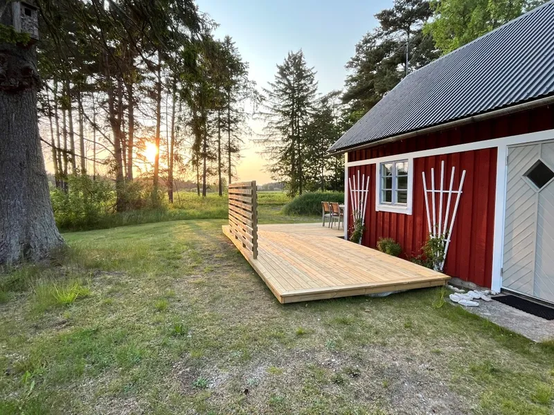 Stugan med solnedgång